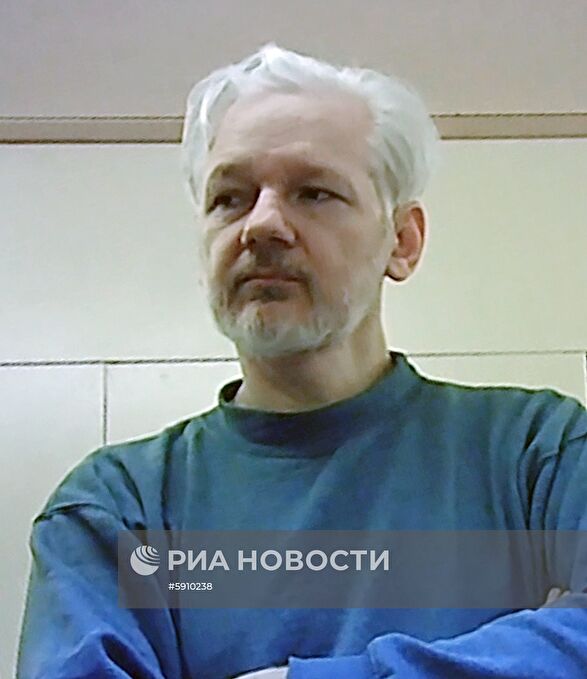 Дж. Ассанж в тюрьме Белмарш в Лондоне