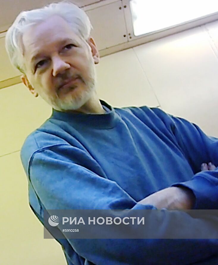 Дж. Ассанж в тюрьме Белмарш в Лондоне