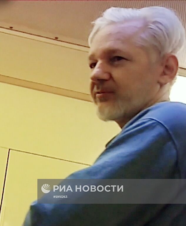 Дж. Ассанж в тюрьме Белмарш в Лондоне