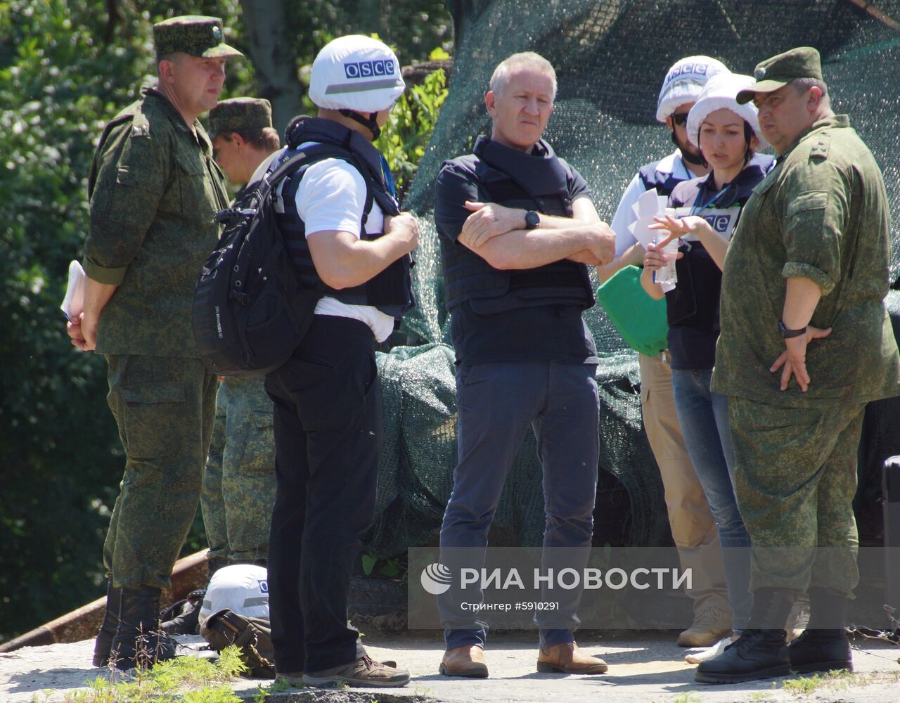 Инспекция пункта пропуска "Станица Луганская" представителями ОБСЕ