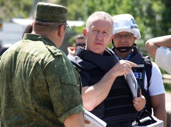 Инспекция пункта пропуска "Станица Луганская" представителями ОБСЕ