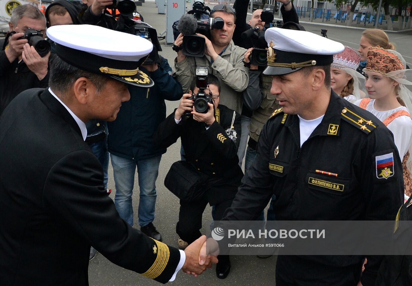 Встреча японского эсминца "Судзунами" в порту Владивостока".
