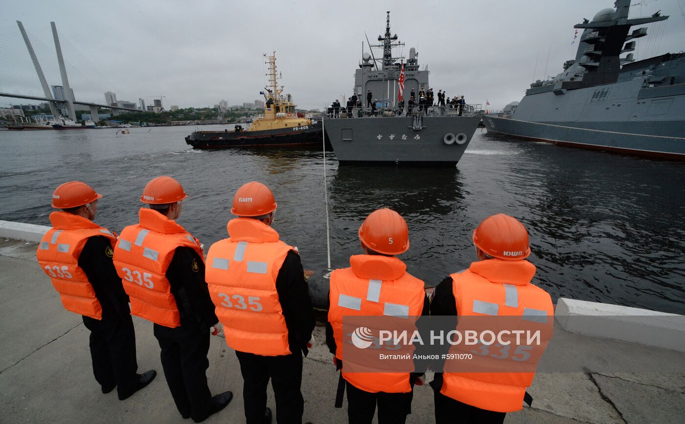 Встреча японского эсминца "Судзунами" в порту Владивостока".