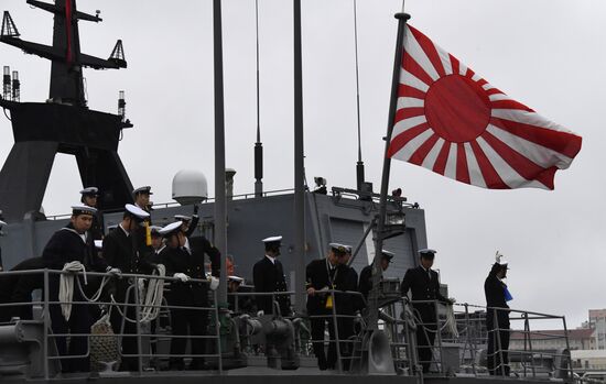 Встреча японского эсминца "Судзунами" в порту Владивостока".