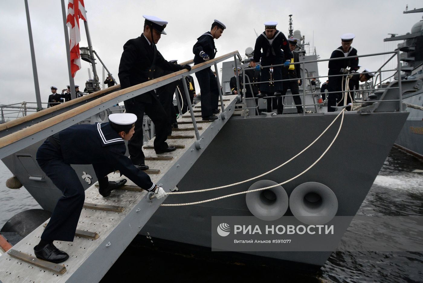 Встреча японского эсминца "Судзунами" в порту Владивостока".