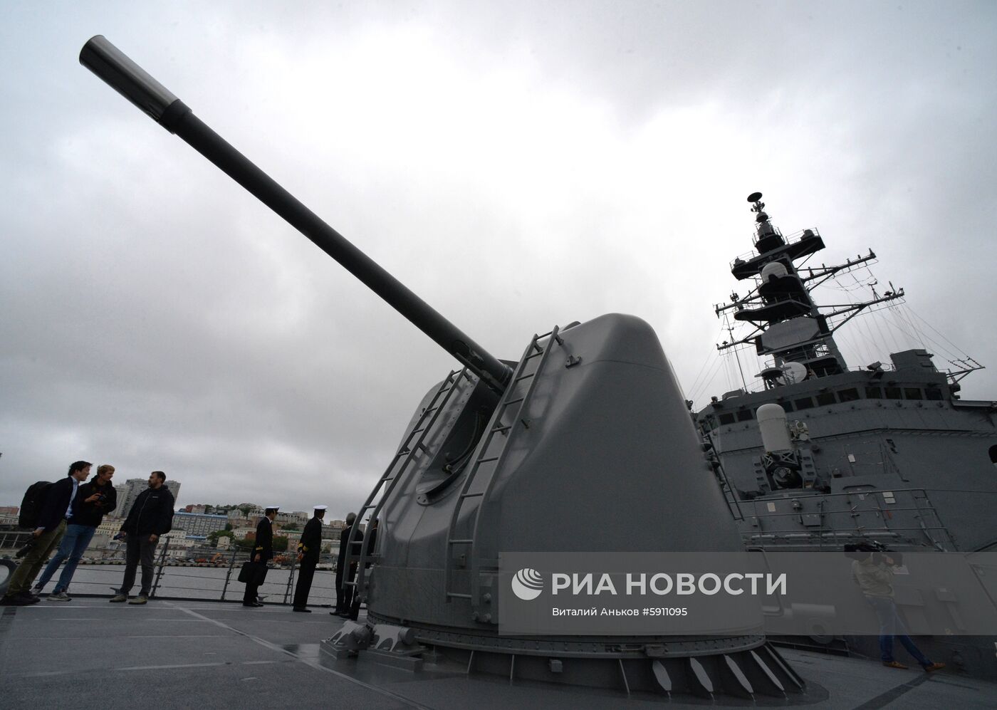Встреча японского эсминца "Судзунами" в порту Владивостока".