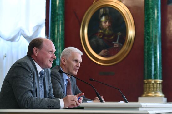 Брифинг  В. Толстого и А. Фурсенко по Госпремиям 