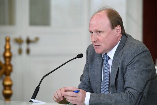 Брифинг  В. Толстого и А. Фурсенко по Госпремиям 