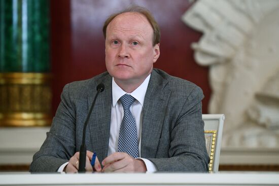 Брифинг  В. Толстого и А. Фурсенко по Госпремиям 