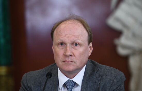 Брифинг  В. Толстого и А. Фурсенко по Госпремиям 