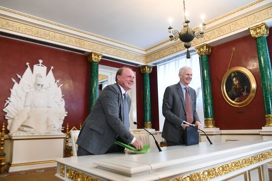 Брифинг  В. Толстого и А. Фурсенко по Госпремиям 