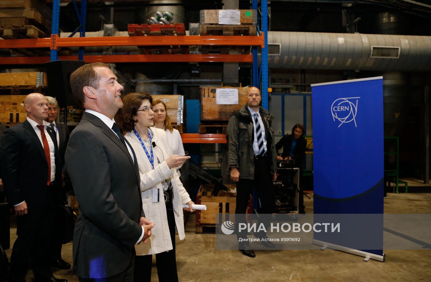 Премьер-министр РФ Д. Медведев посетил Европейский центр ядерных исследований (ЦЕРН) в Женеве