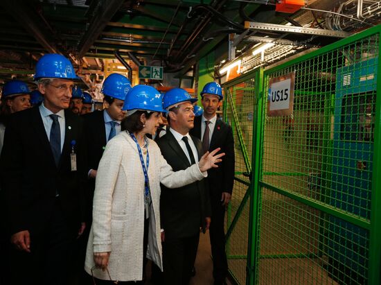 Премьер-министр РФ Д. Медведев посетил Европейский центр ядерных исследований (ЦЕРН) в Женеве