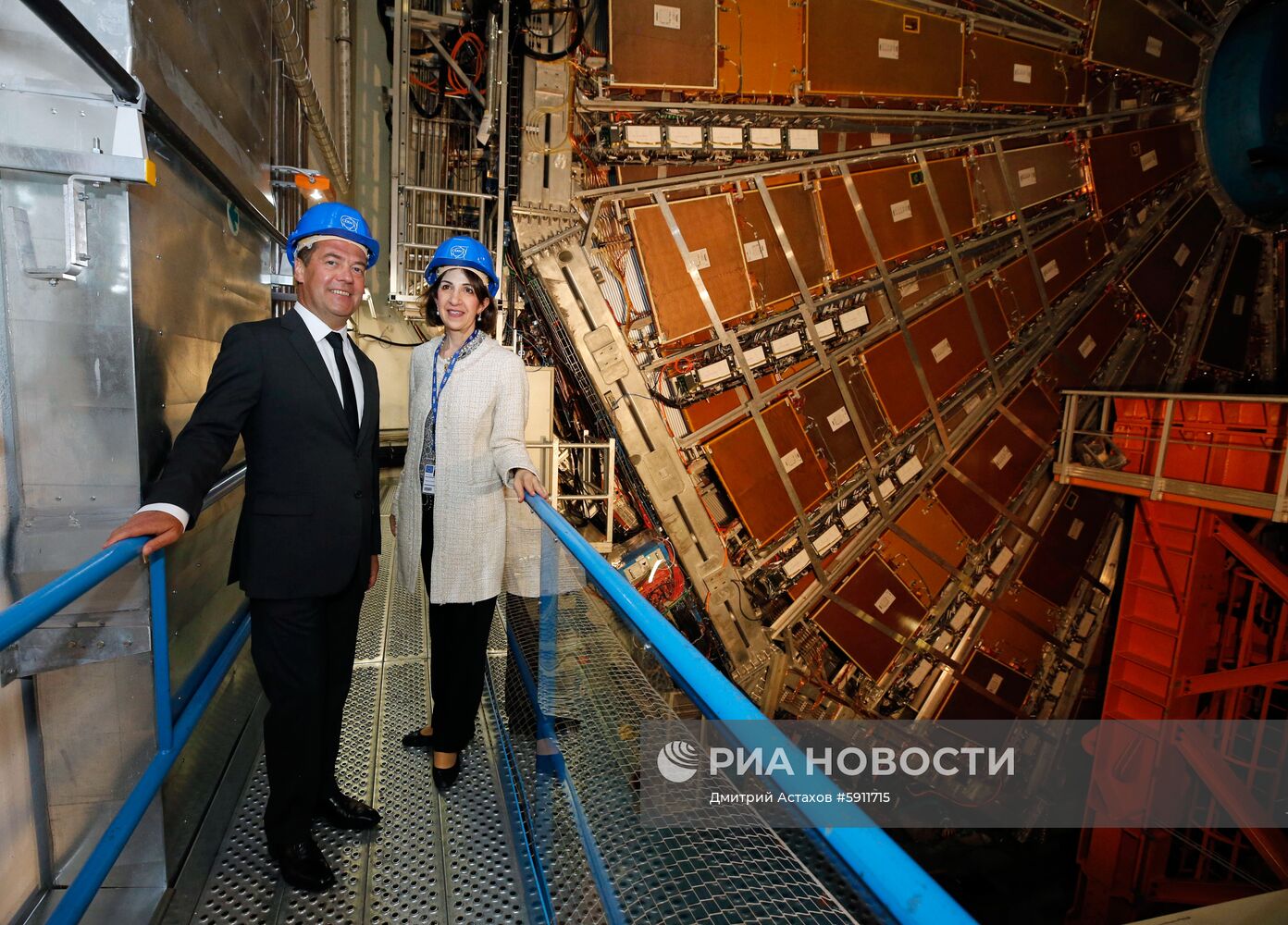 Премьер-министр РФ Д. Медведев посетил Европейский центр ядерных исследований (ЦЕРН) в Женеве