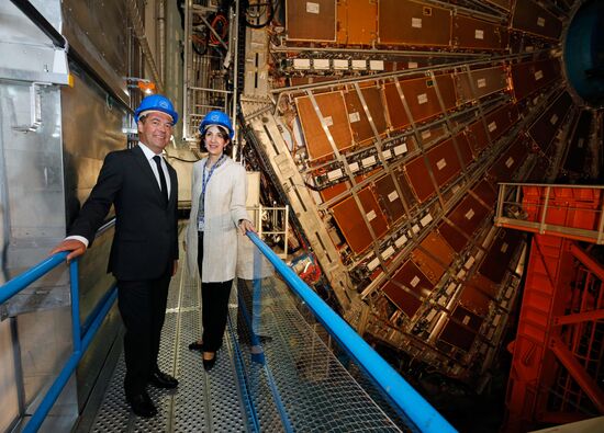 Премьер-министр РФ Д. Медведев посетил Европейский центр ядерных исследований (ЦЕРН) в Женеве