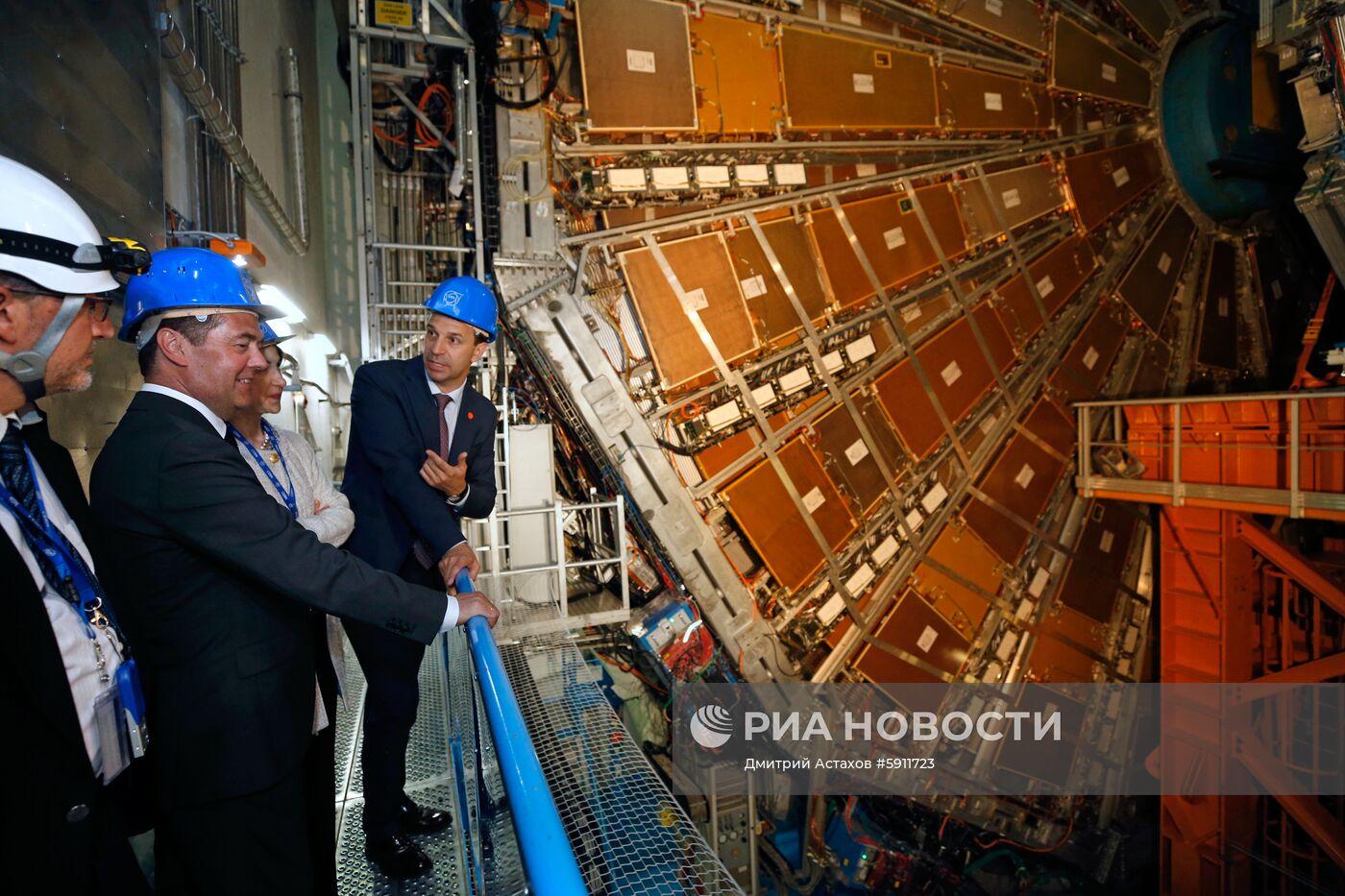 Премьер-министр РФ Д. Медведев посетил Европейский центр ядерных исследований (ЦЕРН) в Женеве