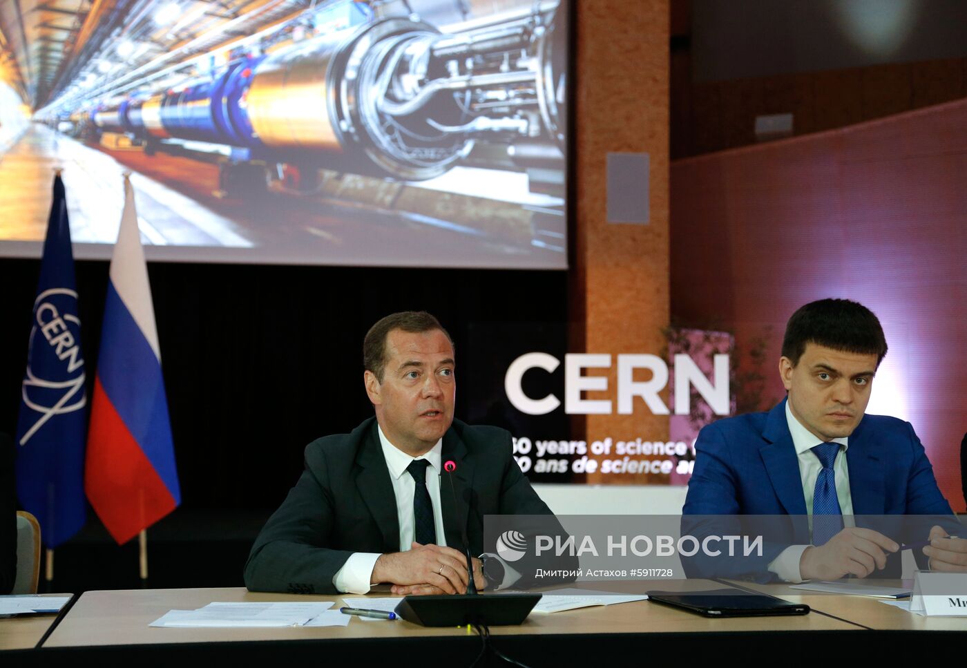 Премьер-министр РФ Д. Медведев посетил Европейский центр ядерных исследований (ЦЕРН) в Женеве