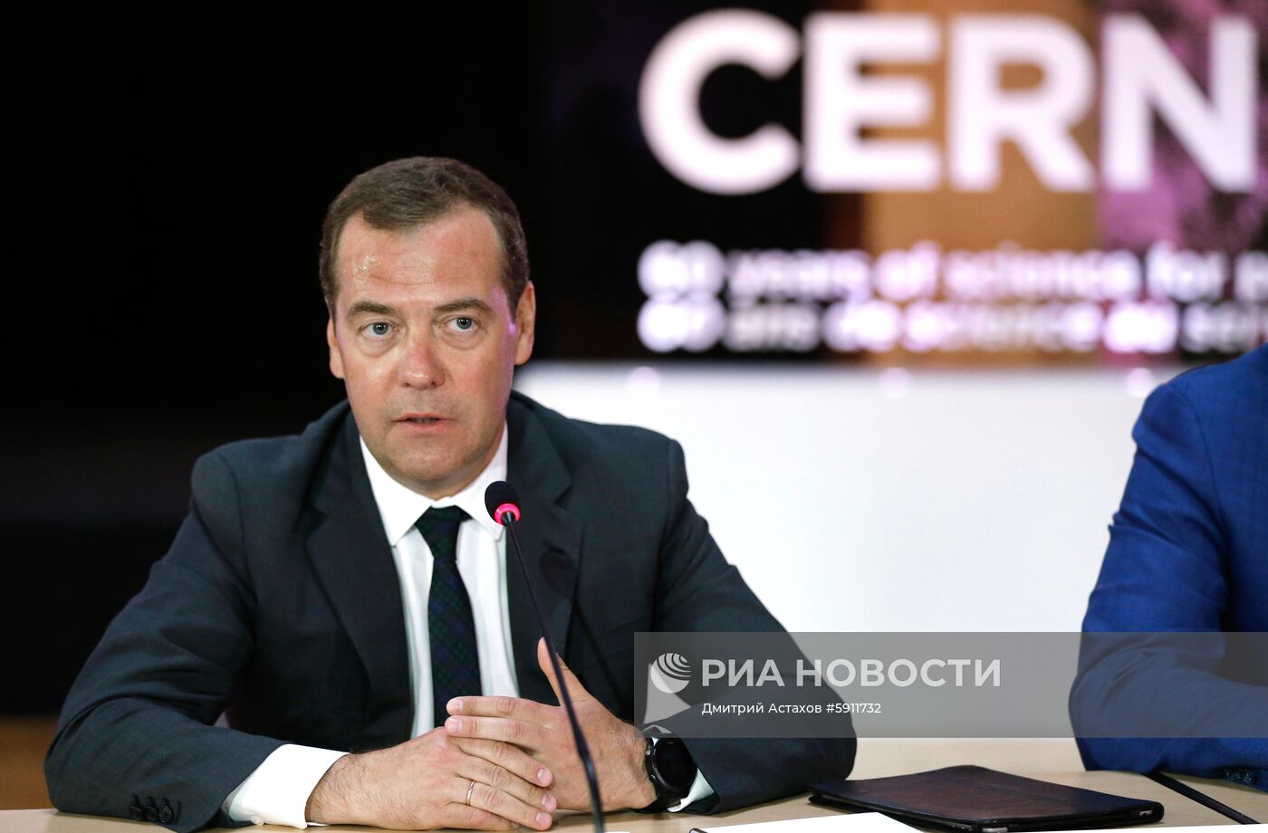 Премьер-министр РФ Д. Медведев посетил Европейский центр ядерных исследований (ЦЕРН) в Женеве
