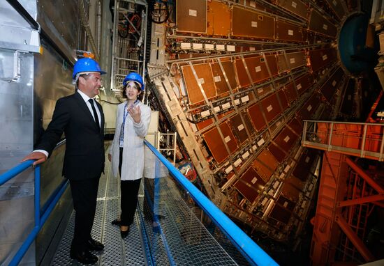 Премьер-министр РФ Д. Медведев посетил Европейский центр ядерных исследований (ЦЕРН) в Женеве