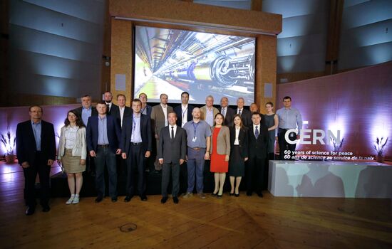 Премьер-министр РФ Д. Медведев посетил Европейский центр ядерных исследований (ЦЕРН) в Женеве