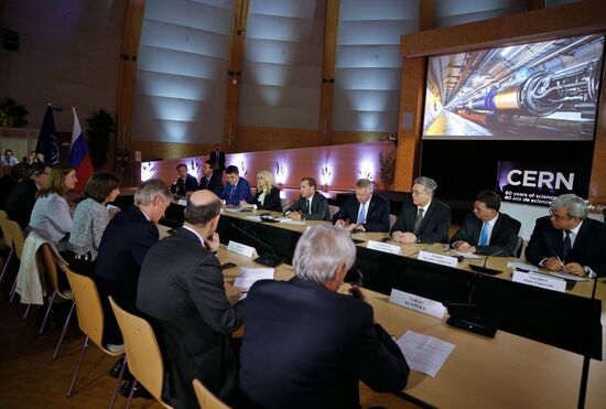 Премьер-министр РФ Д. Медведев посетил Европейский центр ядерных исследований (ЦЕРН) в Женеве