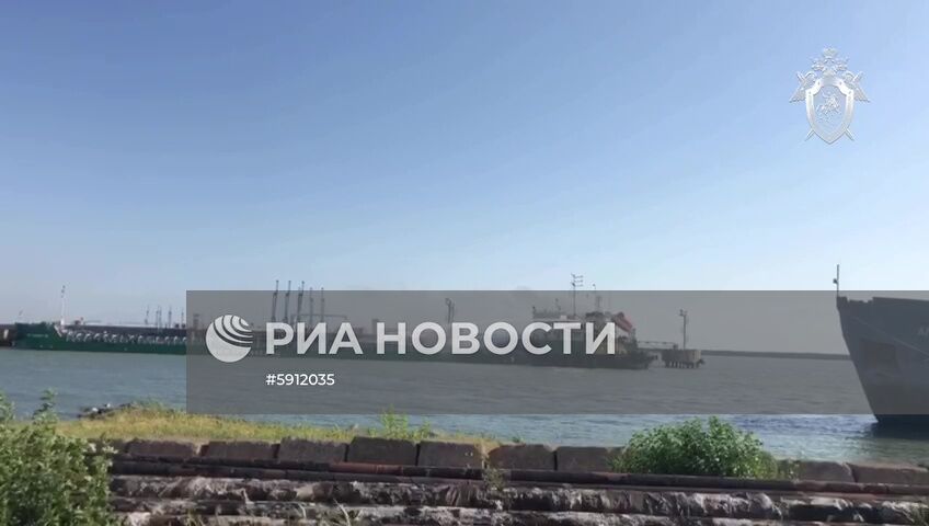 Взрыв на танкере в порту Махачкалы