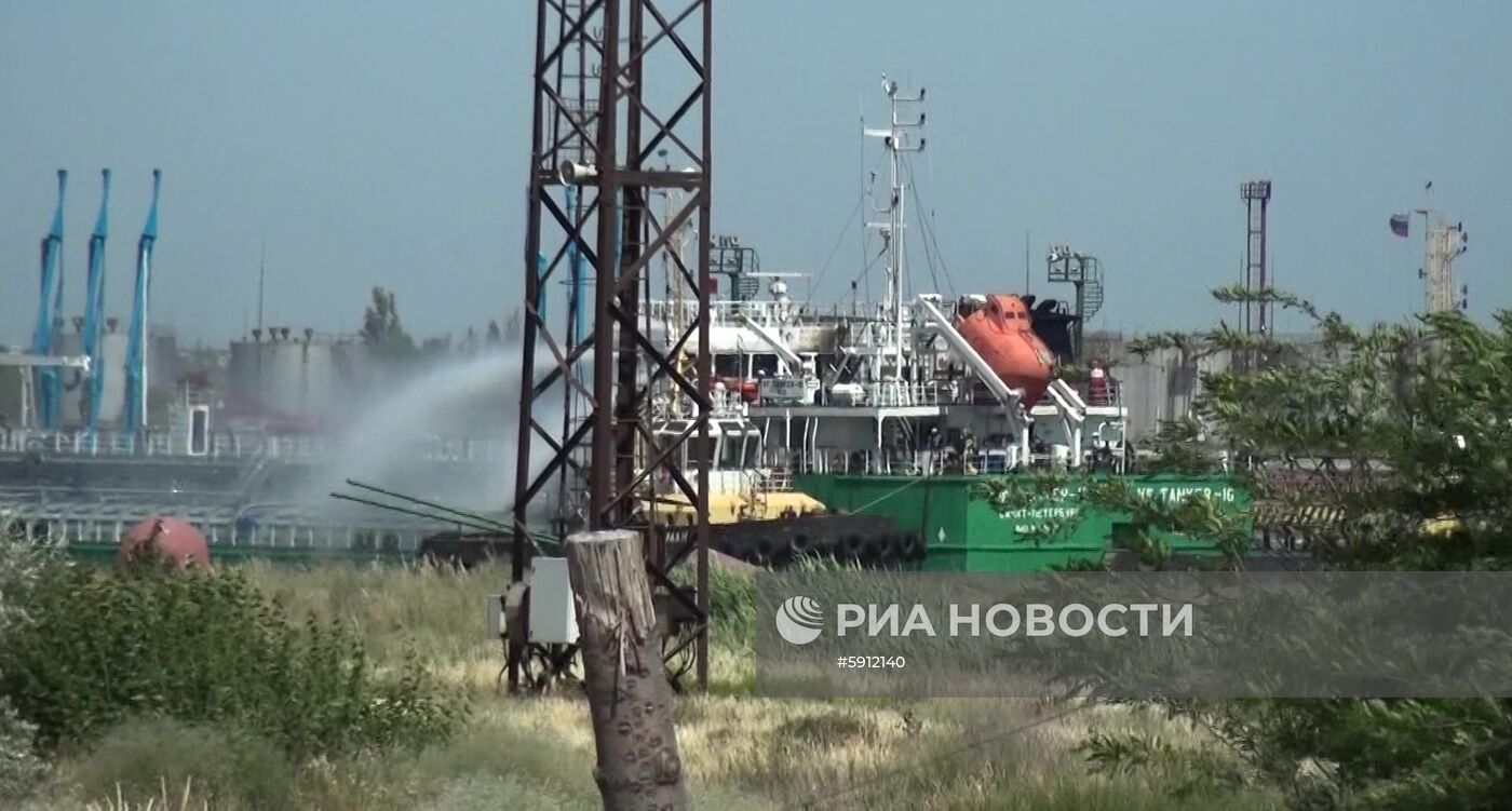 Взрыв на танкере в порту Махачкалы