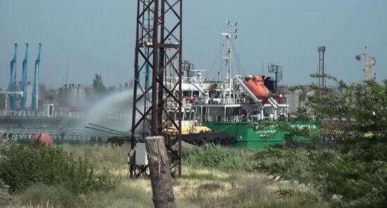 Взрыв на танкере в порту Махачкалы