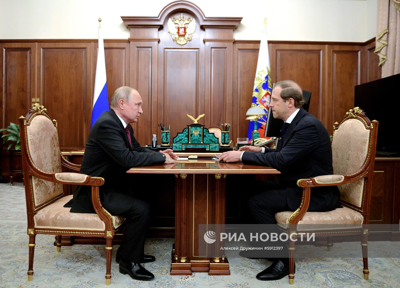 Президент РФ В. Путин встретился с министром промышленности и торговли РФ Д. Мантуровым