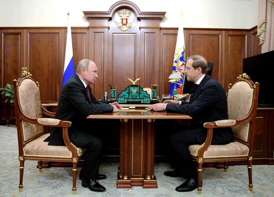 Президент РФ В. Путин встретился с министром промышленности и торговли РФ Д. Мантуровым