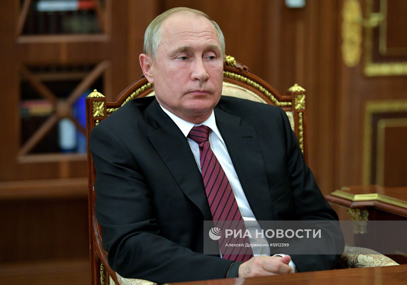 Президент РФ В. Путин встретился с министром промышленности и торговли РФ Д. Мантуровым