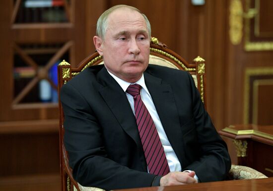 Президент РФ В. Путин встретился с министром промышленности и торговли РФ Д. Мантуровым