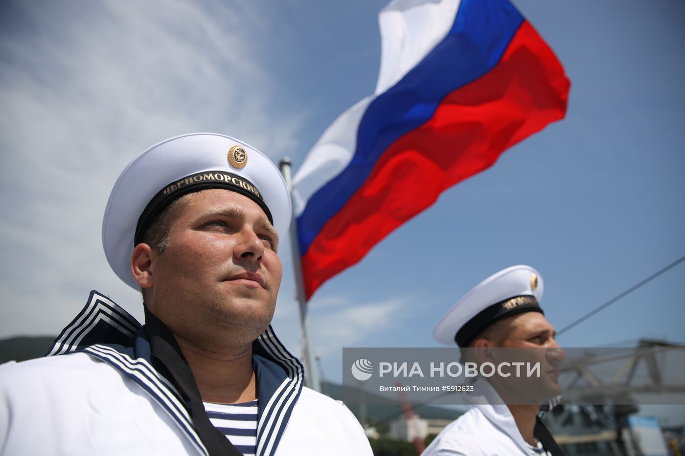 Церемония поднятия флага на корабле "Дмитрий Рогачев"
