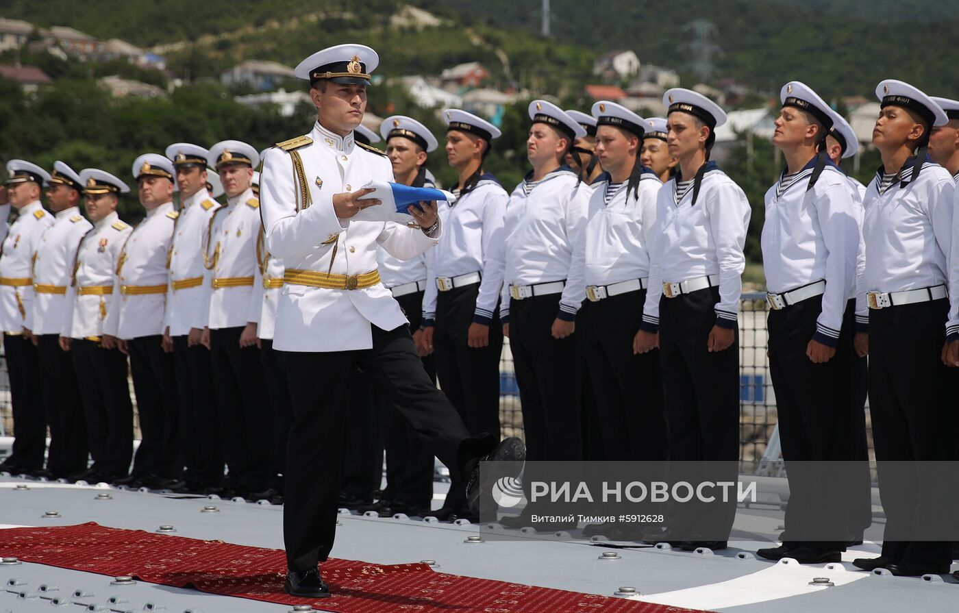 Церемония поднятия флага на корабле "Дмитрий Рогачев"