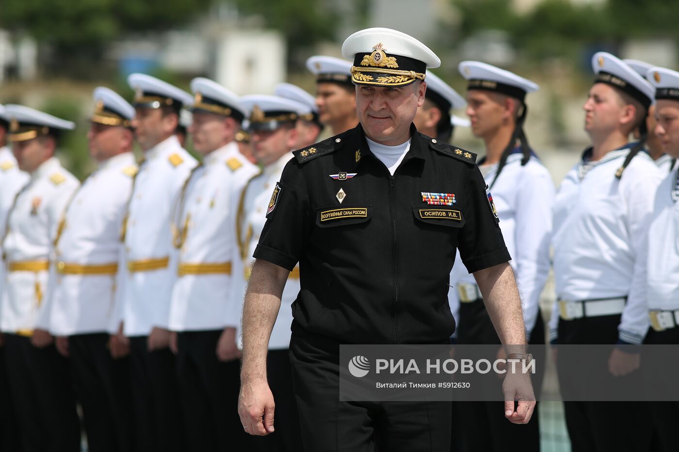 Церемония поднятия флага на корабле "Дмитрий Рогачев"