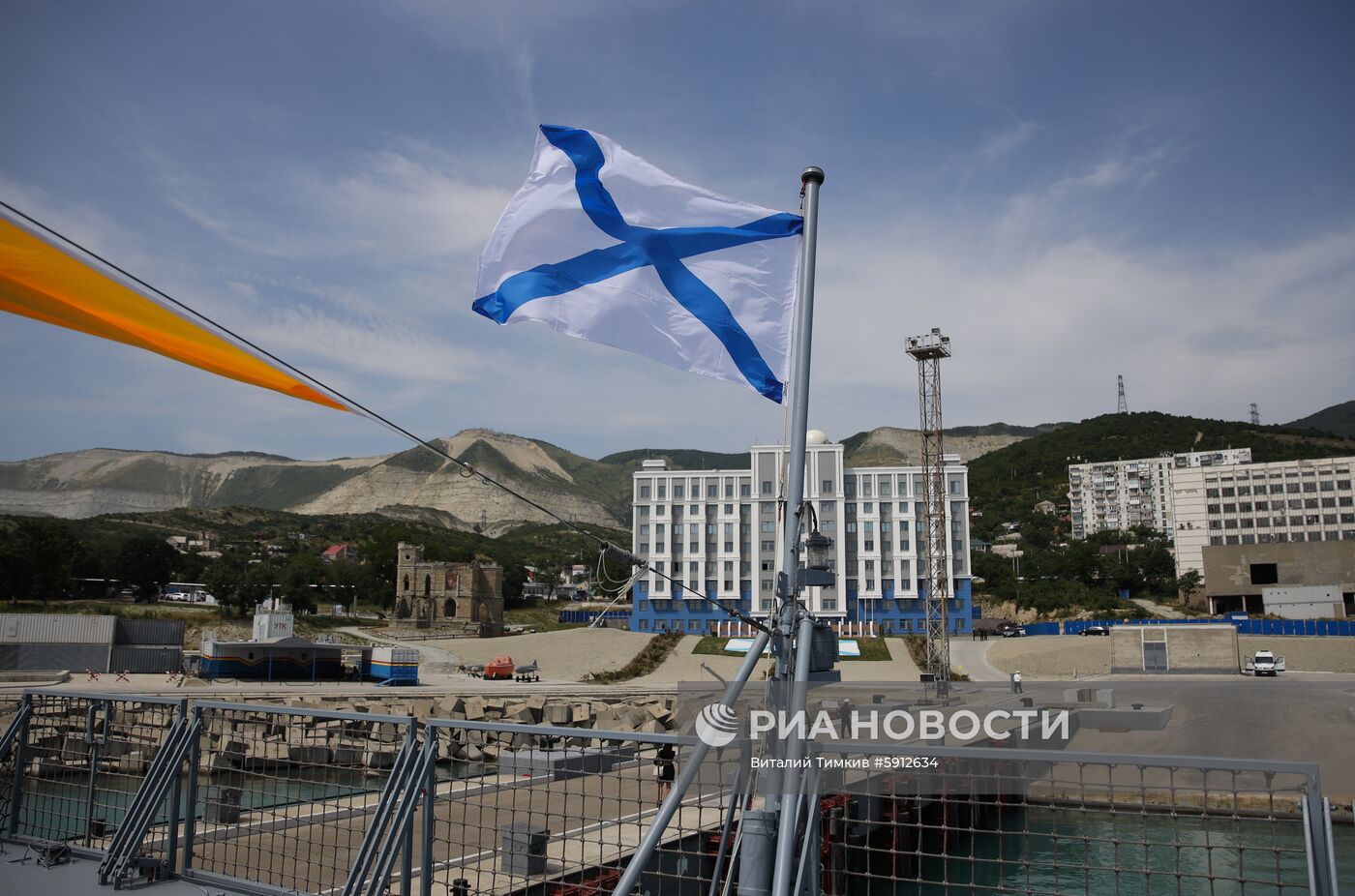 Церемония поднятия флага на корабле "Дмитрий Рогачев"