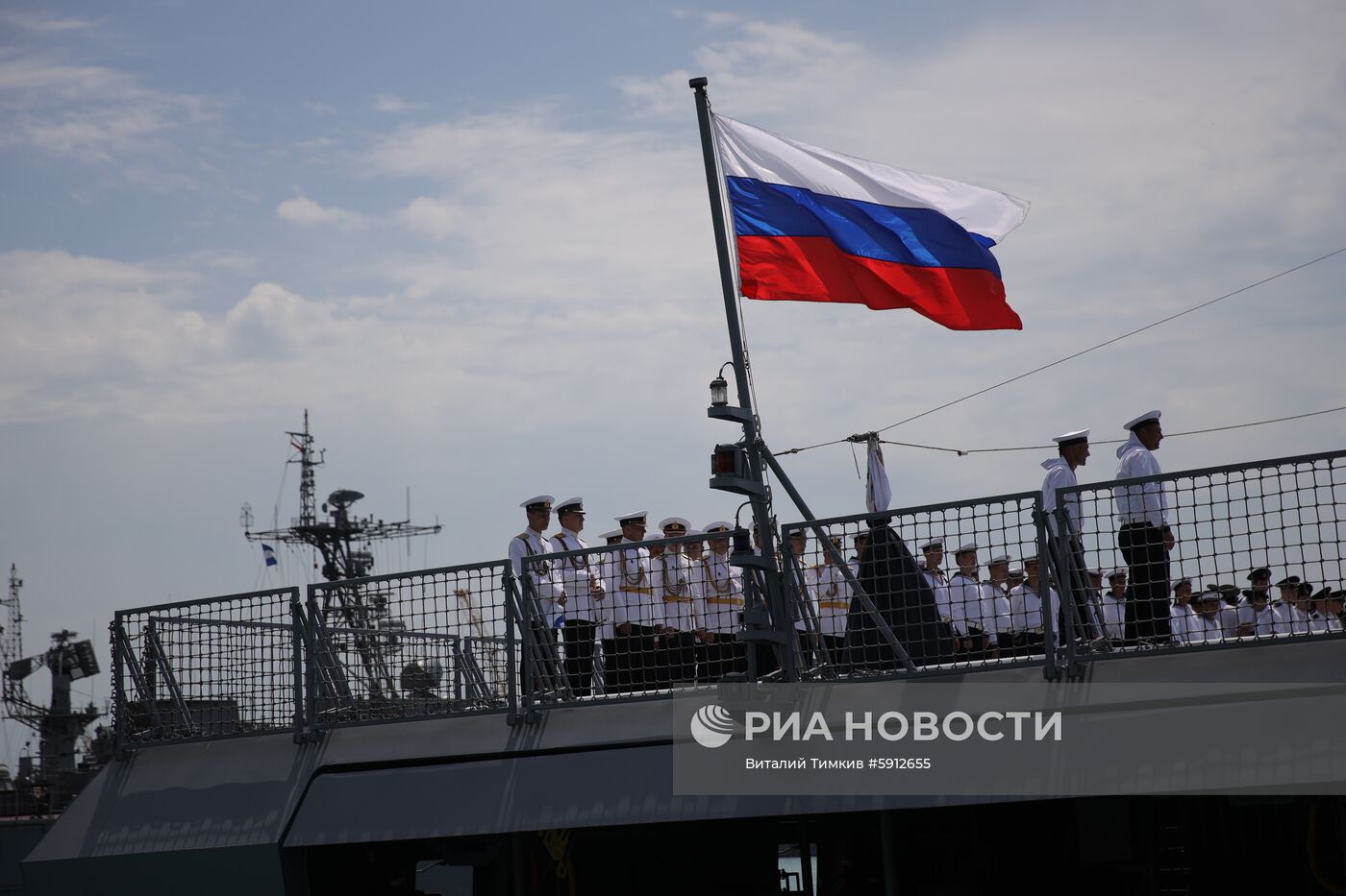 Церемония поднятия флага на корабле "Дмитрий Рогачев"