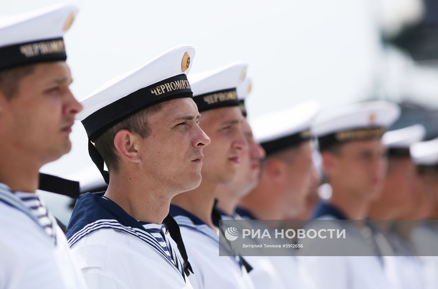 Церемония поднятия флага на корабле "Дмитрий Рогачев"