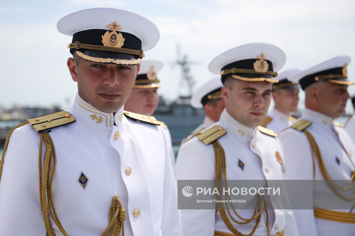 Церемония поднятия флага на корабле "Дмитрий Рогачев"