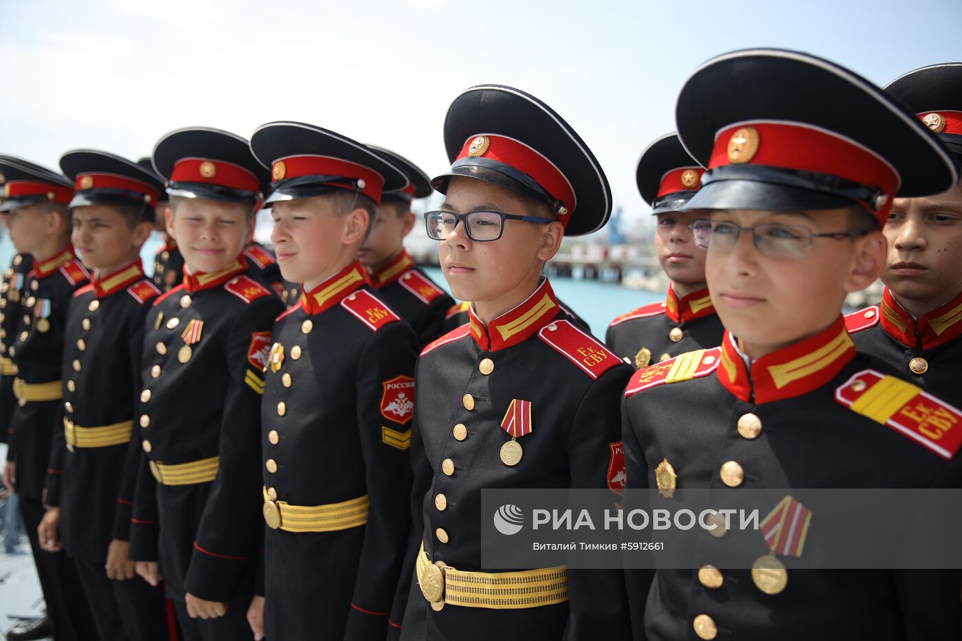 Церемония поднятия флага на корабле "Дмитрий Рогачев"