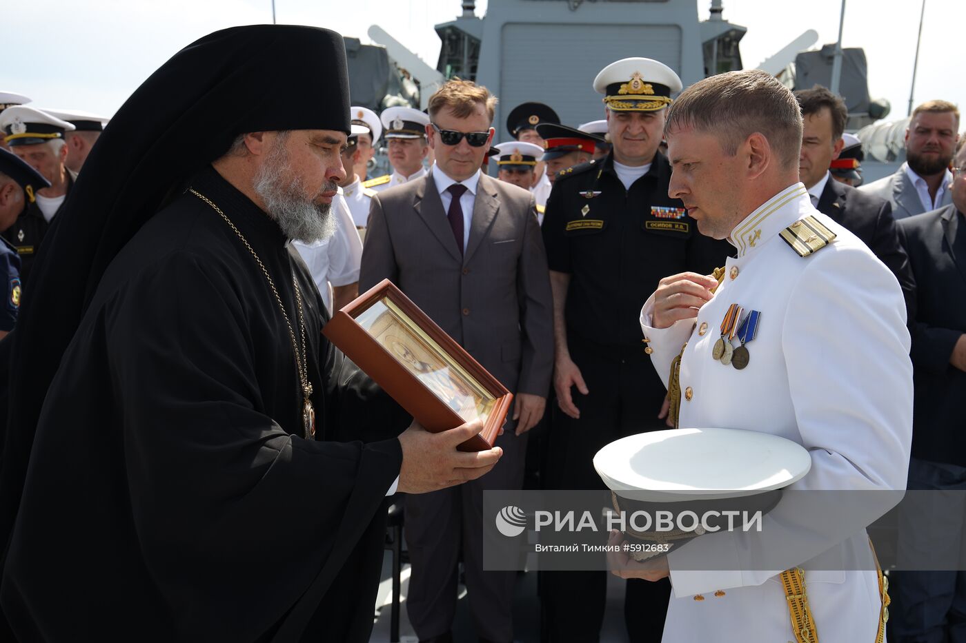 Церемония поднятия флага на корабле "Дмитрий Рогачев"