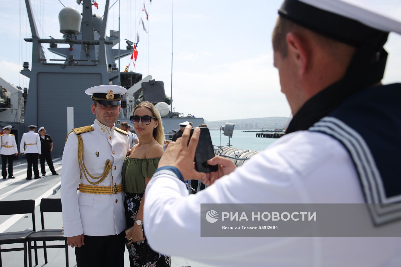 Церемония поднятия флага на корабле "Дмитрий Рогачев"