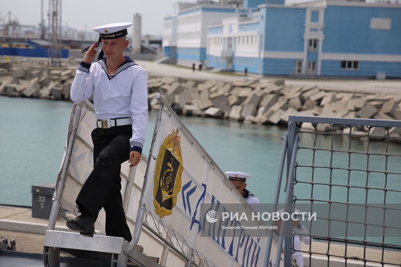 Церемония поднятия флага на корабле "Дмитрий Рогачев"