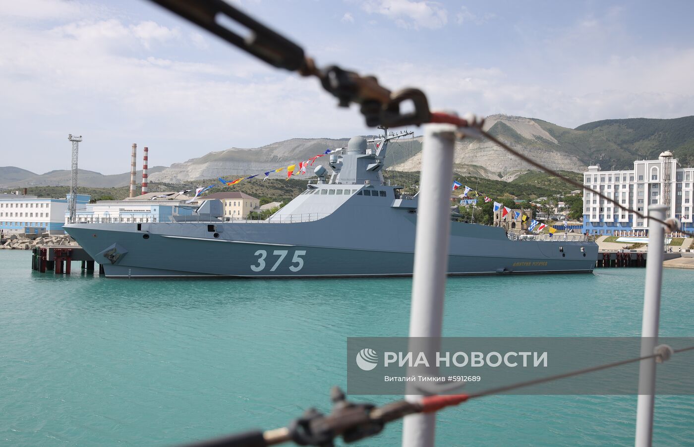 Церемония поднятия флага на корабле "Дмитрий Рогачев"