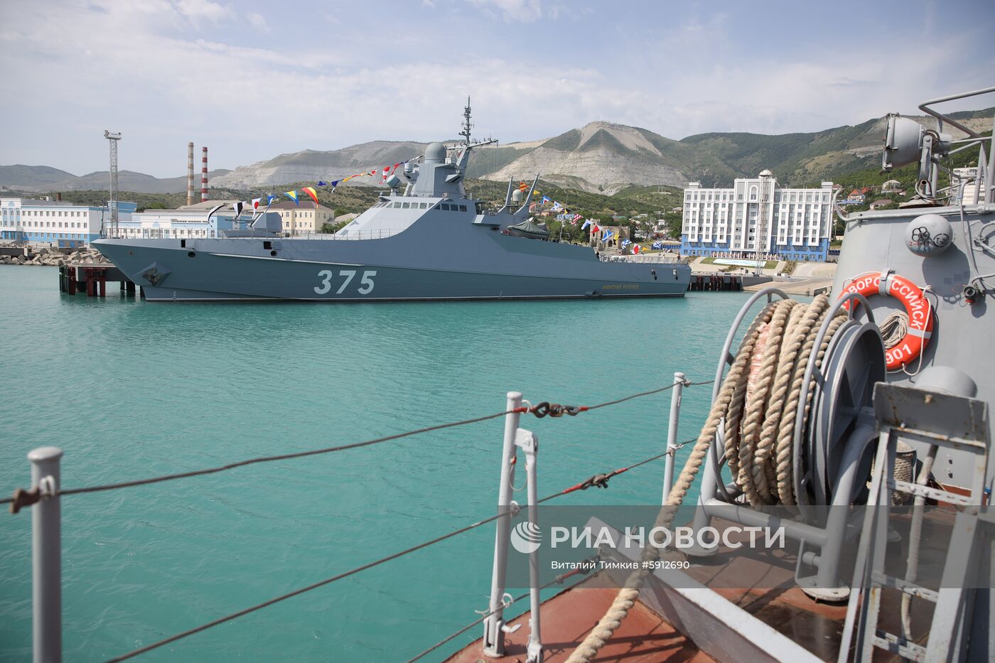 Церемония поднятия флага на корабле "Дмитрий Рогачев"