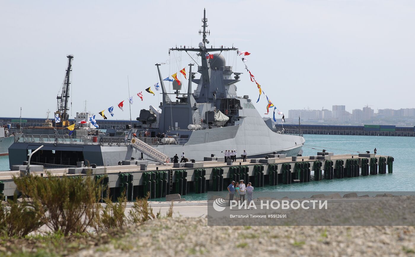 Церемония поднятия флага на корабле "Дмитрий Рогачев"