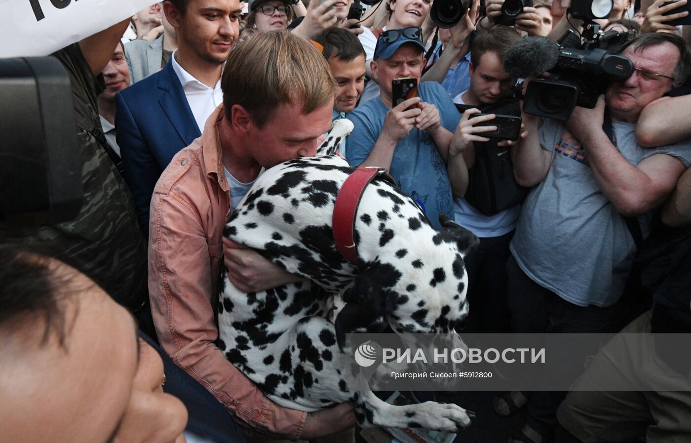 Журналист интернет-издания "Медуза" Иван Голунов со своей собакой Марго после освобождения. Министр внутренних дел Владимир Колокольцев объявил, что из-за недоказанности участия в совершении преступления Ивана Голунова все обвинения с него будут сняты, а уголовное преследование прекращено. Место: Россия, Москва. Автор: Григорий Сысоев/РИА Новости. МВД прекратило уголовное дело против И. Голунова