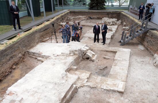 Президент РФ В. Путин посетил новые археологические раскопки на территории Кремля