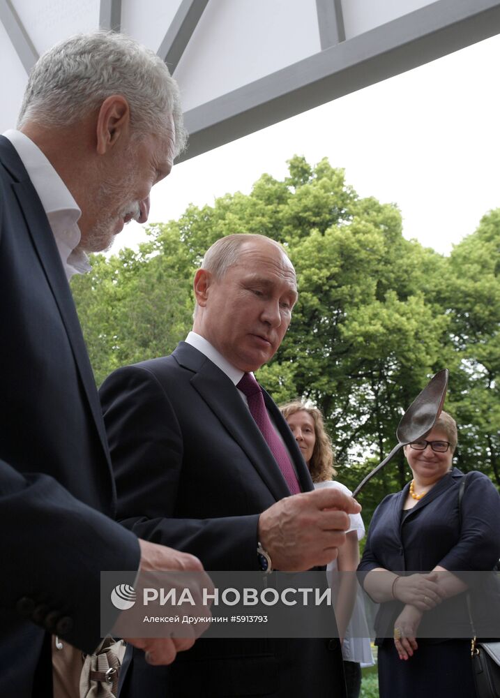 Президент РФ В. Путин посетил новые археологические раскопки на территории Кремля