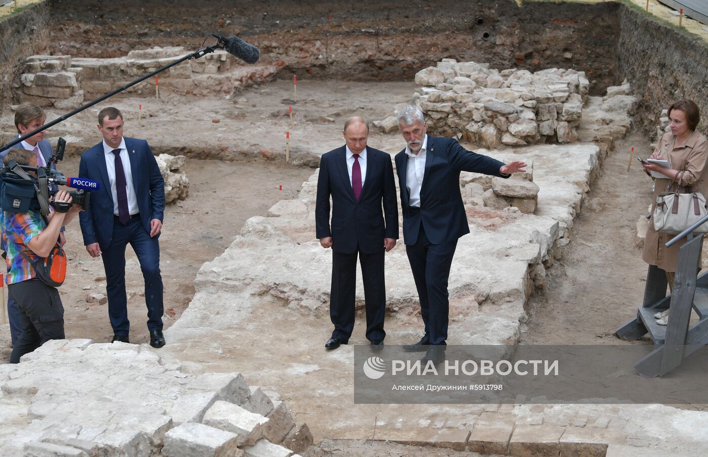 Президент РФ В. Путин посетил новые археологические раскопки на территории Кремля